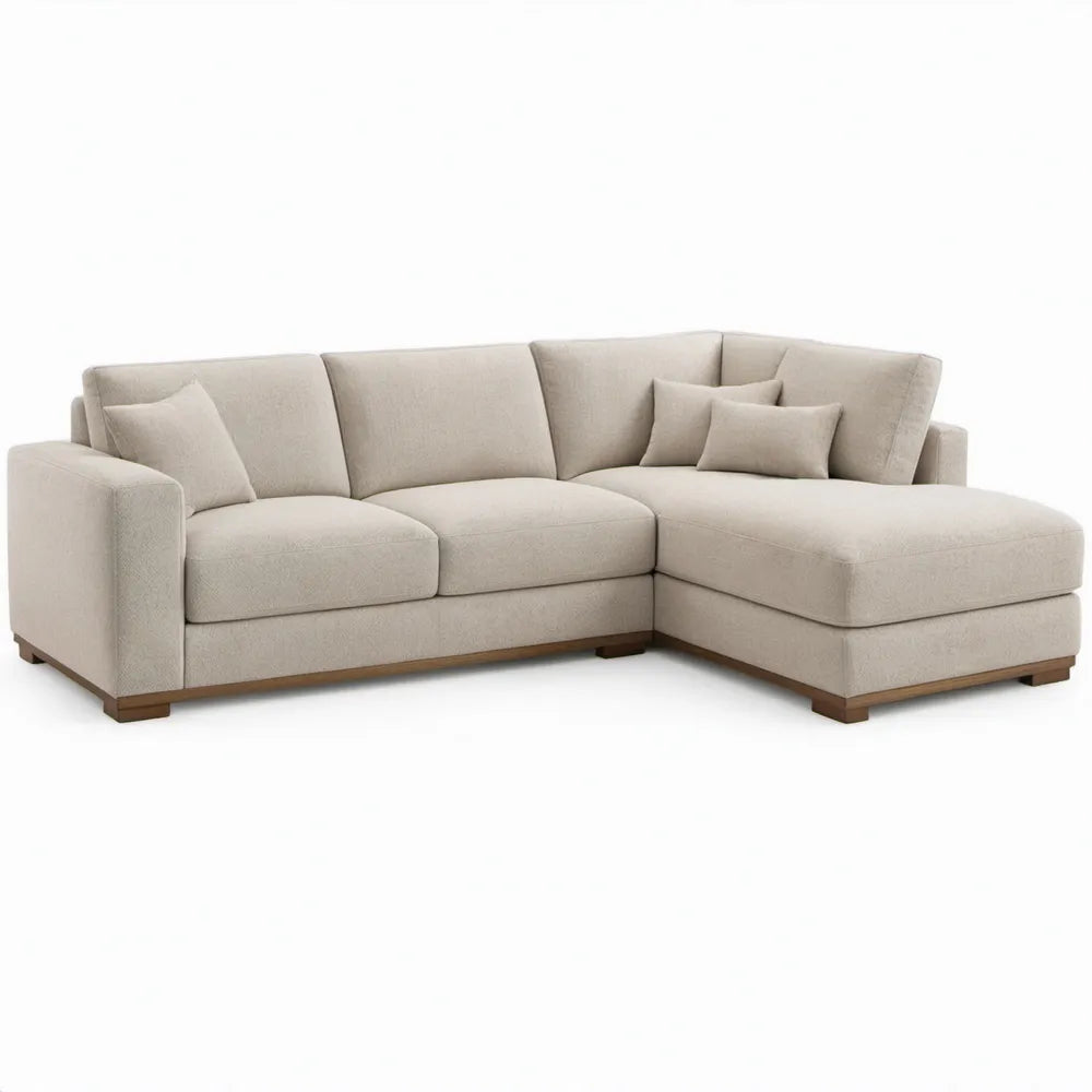 Beige hoekbank met chaise longue rechts, houten poten en kussens, 280 x 170 x 86 cm